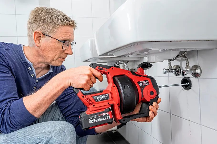 Sanitärfachmann bei einer Reparatur im Badezimmer